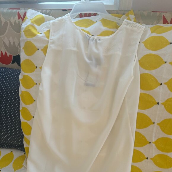 A Ladies Light White Blouse - Picture 4 of 7